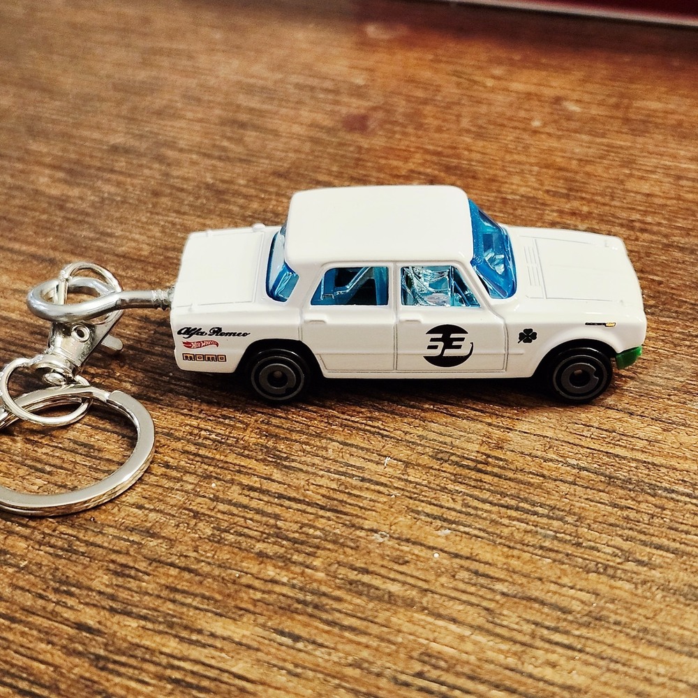 Hot Wheels Compact Kings Alfa Romeo Giulia TI Super Keychain